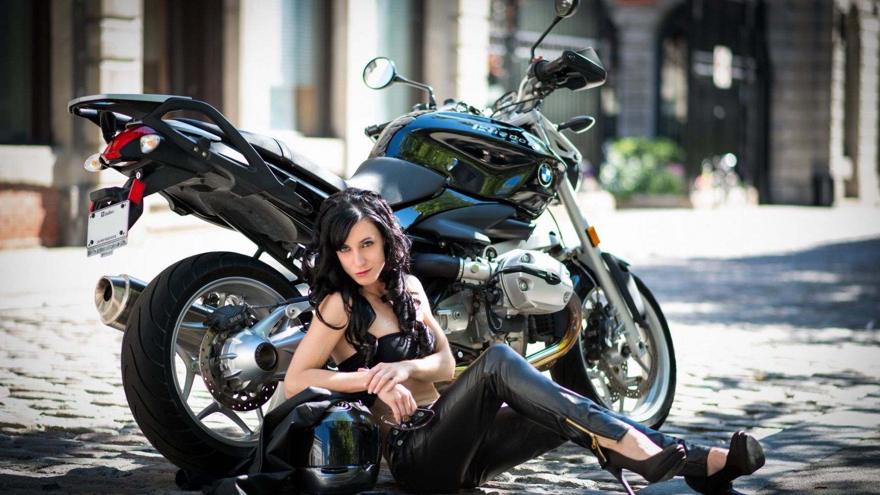 Fresh photos, fresh mood — European women on bikes online in Beijing