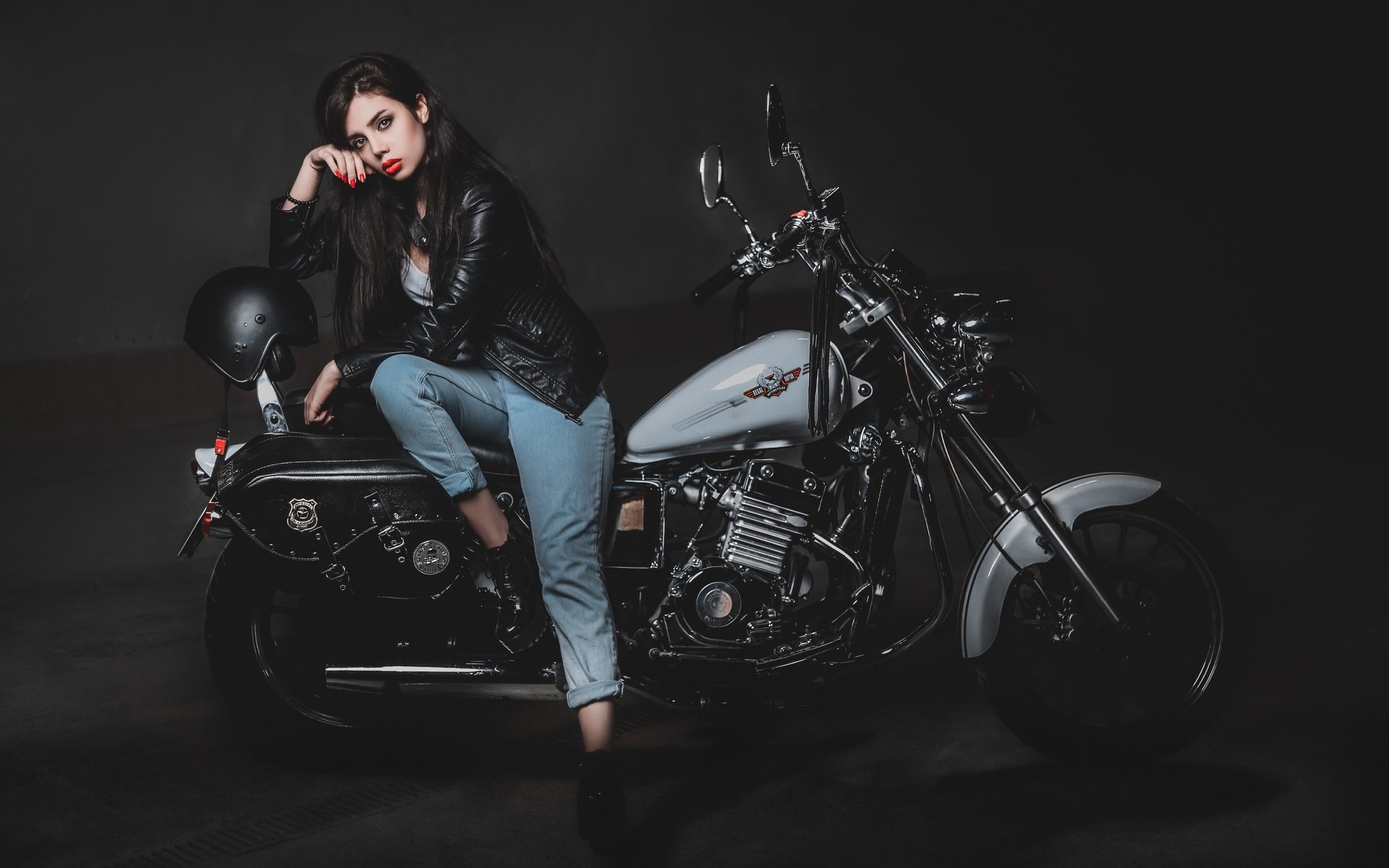 Biker girls: style and drive brings the glow — live moments in Beijing