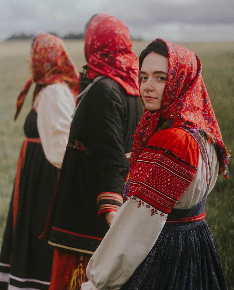 Women in Slavic costumes’s look of the day — catch her live in Beijing